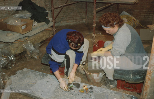 Localizzazione:..VENEZIA / S. MARCO..Oggetto:..Soggetto:..SCAVI ESEGUITI NELLA CHIESA DI S.SAMUELE..ARCHEOLOGIA..Cronologia: ..TOMBE DEL XVI SEC., PAVUMENTI DELLE PRECEDENTI CHIESE DEL XV E XIV SEC...Definizione Culturale:..   Autore: ..   Stile: ..   Editori/Stampatori:..   Committenza:..Materia e Tecnica:..Collocazione:..Note:....Riproduzione Fotografica:..Graziano Arici/Rosebud2 .Copyright:..Graziano Arici/Rosebud2 .Data:..aprile 2001..Costo:..A