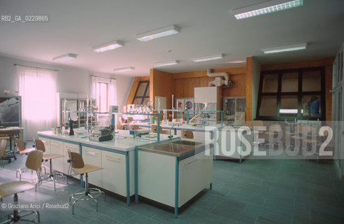 RISTRUTTURAZIONE DEL LICEO SCIENTIFICO STATALE G. B. BENEDETTI / EX CHIESA S. GIUSTINA / LABORATORIO SCIENZE / 2000 - ©Graziano Arici/Rosebud2