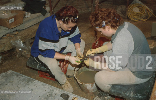 Localizzazione:..VENEZIA / S. MARCO..Oggetto:..Soggetto:..SCAVI ESEGUITI NELLA CHIESA DI S.SAMUELE..ARCHEOLOGIA..Cronologia: ..TOMBE DEL XVI SEC., PAVUMENTI DELLE PRECEDENTI CHIESE DEL XV E XIV SEC...Definizione Culturale:..   Autore: ..   Stile: ..   Editori/Stampatori:..   Committenza:..Materia e Tecnica:..Collocazione:..Note:....Riproduzione Fotografica:..Graziano Arici/Rosebud2 .Copyright:..Graziano Arici/Rosebud2 .Data:..aprile 2001..Costo:..A