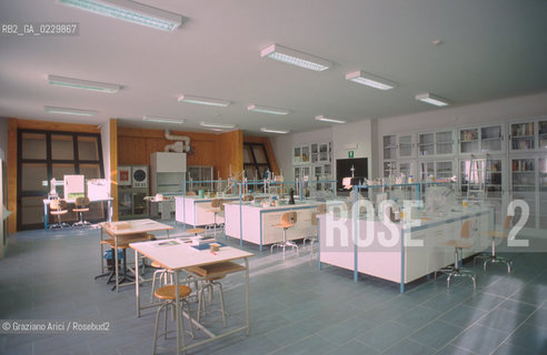 RISTRUTTURAZIONE DEL LICEO SCIENTIFICO STATALE G. B. BENEDETTI / EX CHIESA S. GIUSTINA / LABORATORIO SCIENZE / 2000  - ©Graziano Arici/Rosebud2