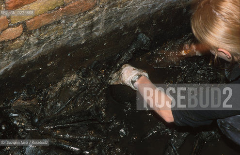Localizzazione:..VENEZIA / S. MARCO..Oggetto:..Soggetto:..SCAVI ESEGUITI NELLA CHIESA DI S.SAMUELE..ARCHEOLOGIA..Cronologia: ..TOMBE DEL XVI SEC., PAVUMENTI DELLE PRECEDENTI CHIESE DEL XV E XIV SEC...Definizione Culturale:..   Autore: ..   Stile: ..   Editori/Stampatori:..   Committenza:..Materia e Tecnica:..Collocazione:..Note:....Riproduzione Fotografica:..Graziano Arici/Rosebud2 .Copyright:..Graziano Arici/Rosebud2 .Data:..2001..Costo:..A