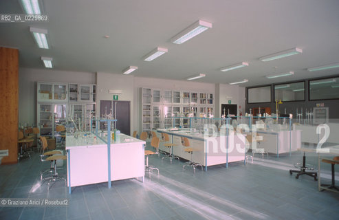 RISTRUTTURAZIONE DEL LICEO SCIENTIFICO STATALE G. B. BENEDETTI / EX CHIESA S. GIUSTINA / LABORATORIO SCIENZE / 2000  - ©Graziano Arici/Rosebud2