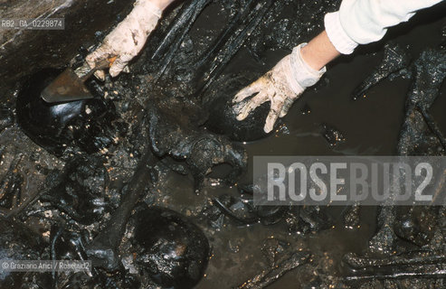 Localizzazione:..VENEZIA / S. MARCO..Oggetto:..Soggetto:..SCAVI ESEGUITI NELLA CHIESA DI S.SAMUELE..ARCHEOLOGIA..Cronologia: ..TOMBE DEL XVI SEC., PAVUMENTI DELLE PRECEDENTI CHIESE DEL XV E XIV SEC...Definizione Culturale:..   Autore: ..   Stile: ..   Editori/Stampatori:..   Committenza:..Materia e Tecnica:..Collocazione:..Note:....Riproduzione Fotografica:..Graziano Arici/Rosebud2 .Copyright:..Graziano Arici/Rosebud2 .Data:..2001..Costo:..A