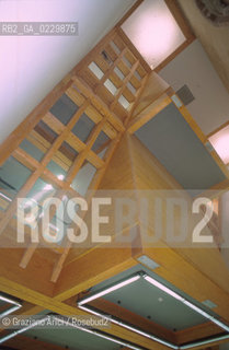 RISTRUTTURAZIONE DEL LICEO SCIENTIFICO STATALE G. B. BENEDETTI / EX CHIESA S. GIUSTINA / LUCERNAI LEGNO NEON VETRO / 2000  - ©Graziano Arici/Rosebud2