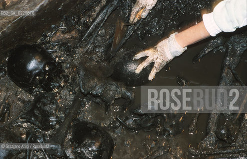 Localizzazione:..VENEZIA / S. MARCO..Oggetto:..Soggetto:..SCAVI ESEGUITI NELLA CHIESA DI S.SAMUELE..ARCHEOLOGIA..Cronologia: ..TOMBE DEL XVI SEC., PAVUMENTI DELLE PRECEDENTI CHIESE DEL XV E XIV SEC...Definizione Culturale:..   Autore: ..   Stile: ..   Editori/Stampatori:..   Committenza:..Materia e Tecnica:..Collocazione:..Note:....Riproduzione Fotografica:..Graziano Arici/Rosebud2 .Copyright:..Graziano Arici/Rosebud2 .Data:..2001..Costo:..A