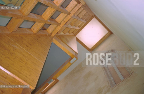 RISTRUTTURAZIONE DEL LICEO SCIENTIFICO STATALE G. B. BENEDETTI / EX CHIESA S. GIUSTINA / LUCERNAI LEGNO / 2000  - ©Graziano Arici/Rosebud2