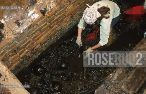 Localizzazione:..VENEZIA / S. MARCO..Oggetto:..Soggetto:..SCAVI ESEGUITI NELLA CHIESA DI S.SAMUELE..ARCHEOLOGIA..Cronologia: ..TOMBE DEL XVI SEC., PAVUMENTI DELLE PRECEDENTI CHIESE DEL XV E XIV SEC...Definizione Culturale:..   Autore: ..   Stile: ..   Editori/Stampatori:..   Committenza:..Materia e Tecnica:..Collocazione:..Note:....Riproduzione Fotografica:..Graziano Arici/Rosebud2 .Copyright:..Graziano Arici/Rosebud2 .Data:..2001..Costo:..A