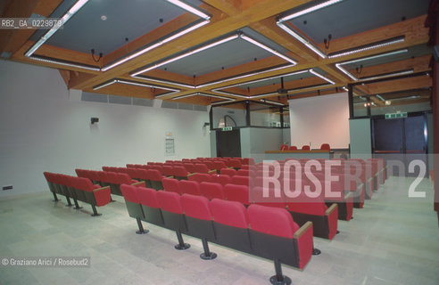 RISTRUTTURAZIONE DEL LICEO SCIENTIFICO STATALE G. B. BENEDETTI / EX CHIESA S. GIUSTINA / AULA MAGNA / 2000  - ©Graziano Arici/Rosebud2