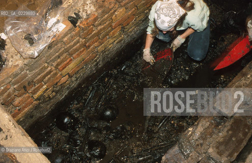 Localizzazione:..VENEZIA / S. MARCO..Oggetto:..Soggetto:..SCAVI ESEGUITI NELLA CHIESA DI S.SAMUELE..ARCHEOLOGIA..Cronologia: ..TOMBE DEL XVI SEC., PAVUMENTI DELLE PRECEDENTI CHIESE DEL XV E XIV SEC...Definizione Culturale:..   Autore: ..   Stile: ..   Editori/Stampatori:..   Committenza:..Materia e Tecnica:..Collocazione:..Note:....Riproduzione Fotografica:..Graziano Arici/Rosebud2 .Copyright:..Graziano Arici/Rosebud2 .Data:..2001..Costo:..A