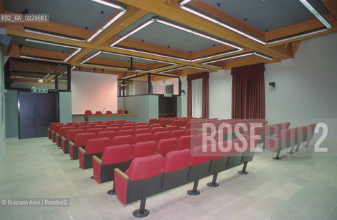 RISTRUTTURAZIONE DEL LICEO SCIENTIFICO STATALE G. B. BENEDETTI / EX CHIESA S. GIUSTINA / AULA MAGNA / 2000 - ©Graziano Arici/Rosebud2