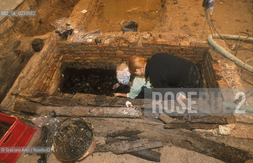 Localizzazione:..VENEZIA / S. MARCO..Oggetto:..Soggetto:..SCAVI ESEGUITI NELLA CHIESA DI S.SAMUELE..ARCHEOLOGIA..Cronologia: ..TOMBE DEL XVI SEC., PAVUMENTI DELLE PRECEDENTI CHIESE DEL XV E XIV SEC...Definizione Culturale:..   Autore: ..   Stile: ..   Editori/Stampatori:..   Committenza:..Materia e Tecnica:..Collocazione:..Note:....Riproduzione Fotografica:..Graziano Arici/Rosebud2 .Copyright:..Graziano Arici/Rosebud2 .Data:..2001..Costo:..A