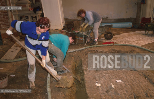 Localizzazione:..VENEZIA / S. MARCO..Oggetto:..Soggetto:..SCAVI ESEGUITI NELLA CHIESA DI S.SAMUELE..ARCHEOLOGIA..Cronologia: ..TOMBE DEL XVI SEC., PAVUMENTI DELLE PRECEDENTI CHIESE DEL XV E XIV SEC...Definizione Culturale:..   Autore: ..   Stile: ..   Editori/Stampatori:..   Committenza:..Materia e Tecnica:..Collocazione:..Note:....Riproduzione Fotografica:..Graziano Arici/Rosebud2 .Copyright:..Graziano Arici/Rosebud2 .Data:..2001..Costo:..A