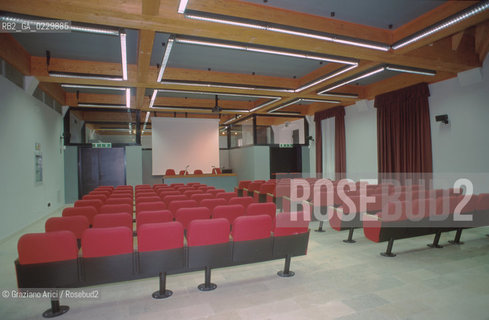 RISTRUTTURAZIONE DEL LICEO SCIENTIFICO STATALE G. B. BENEDETTI / EX CHIESA S. GIUSTINA / AULA MAGNA / 2000  - ©Graziano Arici/Rosebud2
