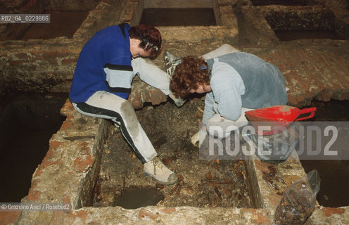 Localizzazione:..VENEZIA / S. MARCO..Oggetto:..Soggetto:..SCAVI ESEGUITI NELLA CHIESA DI S.SAMUELE..ARCHEOLOGIA..Cronologia: ..TOMBE DEL XVI SEC., PAVUMENTI DELLE PRECEDENTI CHIESE DEL XV E XIV SEC...Definizione Culturale:..   Autore: ..   Stile: ..   Editori/Stampatori:..   Committenza:..Materia e Tecnica:..Collocazione:..Note:....Riproduzione Fotografica:..Graziano Arici/Rosebud2 .Copyright:..Graziano Arici/Rosebud2 .Data:..2001..Costo:..A