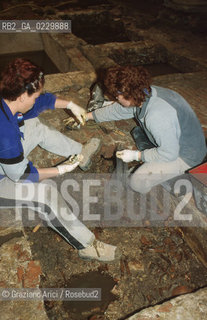 Localizzazione:..VENEZIA / S. MARCO..Oggetto:..Soggetto:..SCAVI ESEGUITI NELLA CHIESA DI S.SAMUELE..ARCHEOLOGIA..Cronologia: ..TOMBE DEL XVI SEC., PAVUMENTI DELLE PRECEDENTI CHIESE DEL XV E XIV SEC...Definizione Culturale:..   Autore: ..   Stile: ..   Editori/Stampatori:..   Committenza:..Materia e Tecnica:..Collocazione:..Note:....Riproduzione Fotografica:..Graziano Arici/Rosebud2 .Copyright:..Graziano Arici/Rosebud2 .Data:..2001..Costo:..A