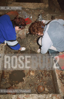 Localizzazione:..VENEZIA / S. MARCO..Oggetto:..Soggetto:..SCAVI ESEGUITI NELLA CHIESA DI S.SAMUELE..ARCHEOLOGIA..Cronologia: ..TOMBE DEL XVI SEC., PAVUMENTI DELLE PRECEDENTI CHIESE DEL XV E XIV SEC...Definizione Culturale:..   Autore: ..   Stile: ..   Editori/Stampatori:..   Committenza:..Materia e Tecnica:..Collocazione:..Note:....Riproduzione Fotografica:..Graziano Arici/Rosebud2 .Copyright:..Graziano Arici/Rosebud2 .Data:..2001..Costo:..A