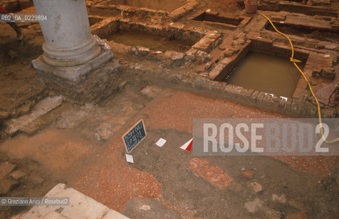 Localizzazione:..VENEZIA / S. MARCO..Oggetto:..Soggetto:..SCAVI ESEGUITI NELLA CHIESA DI S.SAMUELE..ARCHEOLOGIA..Cronologia: ..TOMBE DEL XVI SEC., PAVUMENTI DELLE PRECEDENTI CHIESE DEL XV E XIV SEC...Definizione Culturale:..   Autore: ..   Stile: ..   Editori/Stampatori:..   Committenza:..Materia e Tecnica:..Collocazione:..Note:....Riproduzione Fotografica:..Graziano Arici/Rosebud2 .Copyright:..Graziano Arici/Rosebud2 .Data:..2001..Costo:..A