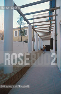 RISTRUTTURAZIONE DEL LICEO SCIENTIFICO STATALE G. B . BENEDETTI / EX CHIESA S. GIUSTINA / COLONNE BIANCHE / 2000  - ©Graziano Arici/Rosebud2