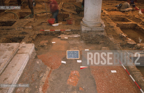 Localizzazione:..VENEZIA / S. MARCO..Oggetto:..Soggetto:..SCAVI ESEGUITI NELLA CHIESA DI S.SAMUELE..ARCHEOLOGIA..Cronologia: ..TOMBE DEL XVI SEC., PAVUMENTI DELLE PRECEDENTI CHIESE DEL XV E XIV SEC...Definizione Culturale:..   Autore: ..   Stile: ..   Editori/Stampatori:..   Committenza:..Materia e Tecnica:..Collocazione:..Note:....Riproduzione Fotografica:..Graziano Arici/Rosebud2 .Copyright:..Graziano Arici/Rosebud2 .Data:..2001..Costo:..A