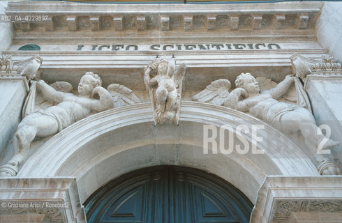 RESTAURO DEL LICEO SCIENTIFICO STATALE G. B. BENEDETTI / EX CHIESA S. GIUSTINA / FACCIATA, SCULTURE / 2000  - ©Graziano Arici/Rosebud2