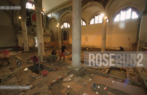 Localizzazione:..VENEZIA / S. MARCO..Oggetto:..Soggetto:..SCAVI ESEGUITI NELLA CHIESA DI S.SAMUELE..ARCHEOLOGIA..Cronologia: ..TOMBE DEL XVI SEC., PAVUMENTI DELLE PRECEDENTI CHIESE DEL XV E XIV SEC...Definizione Culturale:..   Autore: ..   Stile: ..   Editori/Stampatori:..   Committenza:..Materia e Tecnica:..Collocazione:..Note:....Riproduzione Fotografica:..Graziano Arici/Rosebud2 .Copyright:..Graziano Arici/Rosebud2 .Data:..2001..Costo:..A