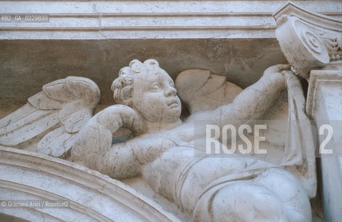 RESTAURO DEL LICEO SCIENTIFICO STATALE G. B. BENEDETTI / EX CHIESA S. GIUSTINA / FACCIATA, SCULTURE / 2000  - ©Graziano Arici/Rosebud2