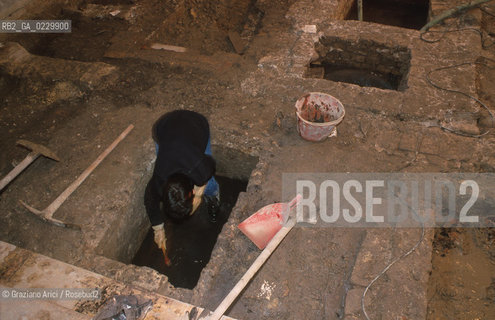 Localizzazione:..VENEZIA / S. MARCO..Oggetto:..Soggetto:..SCAVI ESEGUITI NELLA CHIESA DI S.SAMUELE..ARCHEOLOGIA..Cronologia: ..TOMBE DEL XVI SEC., PAVUMENTI DELLE PRECEDENTI CHIESE DEL XV E XIV SEC...Definizione Culturale:..   Autore: ..   Stile: ..   Editori/Stampatori:..   Committenza:..Materia e Tecnica:..Collocazione:..Note:....Riproduzione Fotografica:..Graziano Arici/Rosebud2 .Copyright:..Graziano Arici/Rosebud2 .Data:..2001..Costo:..A