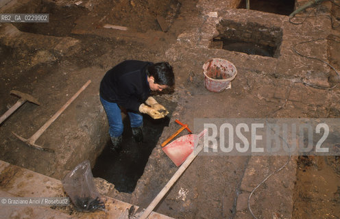 Localizzazione:..VENEZIA / S. MARCO..Oggetto:..Soggetto:..SCAVI ESEGUITI NELLA CHIESA DI S.SAMUELE..ARCHEOLOGIA..Cronologia: ..TOMBE DEL XVI SEC., PAVUMENTI DELLE PRECEDENTI CHIESE DEL XV E XIV SEC...Definizione Culturale:..   Autore: ..   Stile: ..   Editori/Stampatori:..   Committenza:..Materia e Tecnica:..Collocazione:..Note:....Riproduzione Fotografica:..Graziano Arici/Rosebud2 .Copyright:..Graziano Arici/Rosebud2 .Data:..2001..Costo:..A