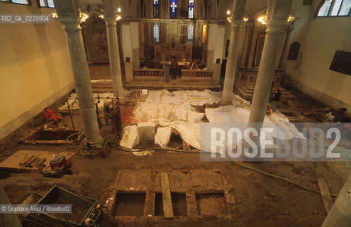 Localizzazione:..VENEZIA / S. MARCO..Oggetto:..Soggetto:..SCAVI ESEGUITI NELLA CHIESA DI S.SAMUELE..ARCHEOLOGIA..Cronologia: ..TOMBE DEL XVI SEC., PAVUMENTI DELLE PRECEDENTI CHIESE DEL XV E XIV SEC...Definizione Culturale:..   Autore: ..   Stile: ..   Editori/Stampatori:..   Committenza:..Materia e Tecnica:..Collocazione:..Note:....Riproduzione Fotografica:..Graziano Arici/Rosebud2 .Copyright:..Graziano Arici/Rosebud2 .Data:..2001..Costo:..A