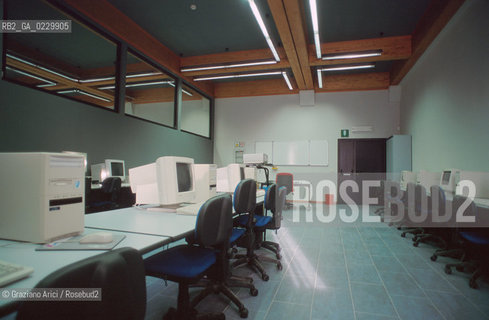 RISTRUTTURAZIONE DEL LICEO SCIENTIFICO STATALE G. B. BENEDETTI / EX CHIESA S. GIUSTINA / SALA INFORMATICA COMPUTERS / 2000  - ©Graziano Arici/Rosebud2