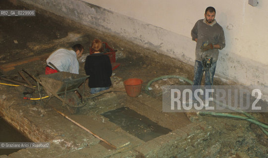 Localizzazione:..VENEZIA / S. MARCO..Oggetto:..Soggetto:..SCAVI ESEGUITI NELLA CHIESA DI S.SAMUELE..ARCHEOLOGIA..Cronologia: ..TOMBE DEL XVI SEC., PAVUMENTI DELLE PRECEDENTI CHIESE DEL XV E XIV SEC...Definizione Culturale:..   Autore: ..   Stile: ..   Editori/Stampatori:..   Committenza:..Materia e Tecnica:..Collocazione:..Note:....Riproduzione Fotografica:..Graziano Arici/Rosebud2 .Copyright:..Graziano Arici/Rosebud2 .Data:..2001..Costo:..A