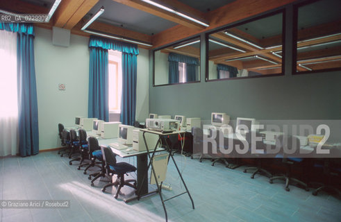 RISTRUTTURAZIONE DEL LICEO SCIENTIFICO STATALE G. B. BENEDETTI / EX CHIESA S. GIUSTINA / SALA INFORMATICA COMPUTERS / 2000 - ©Graziano Arici/Rosebud2