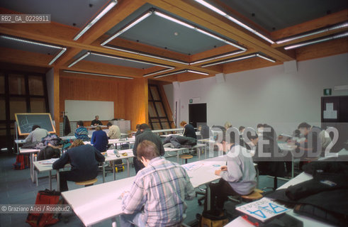 RISTRUTTURAZIONE DEL LICEO SCIENTIFICO STATALE G. B. BENEDETTI / EX CHIESA S. GIUSTINA / AULA, STUDENTI / 2000  - ©Graziano Arici/Rosebud2