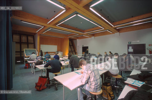 RISTRUTTURAZIONE DEL LICEO SCIENTIFICO STATALE G. B. BENEDETTI / EX CHIESA S. GIUSTINA / AULA, STUDENTI / 2000 - ©Graziano Arici/Rosebud2