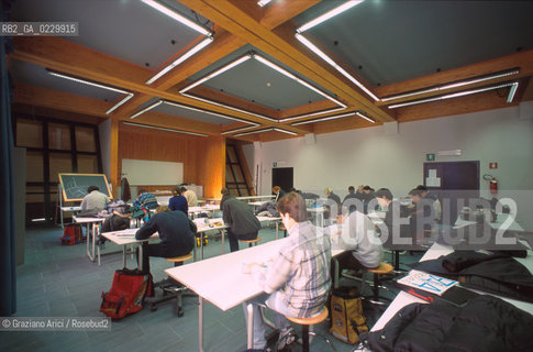 RISTRUTTURAZIONE DEL LICEO SCIENTIFICO STATALE G. B. BENEDETTI / EX CHIESA S. GIUSTINA / AULA, STUDENTI / 2000  - ©Graziano Arici/Rosebud2