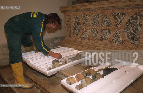 Localizzazione:..VENEZIA / S. MARCO..Oggetto:..Soggetto:..SCAVI ESEGUITI NELLA CHIESA DI S.SAMUELE..ARCHEOLOGIA..Cronologia: ..TOMBE DEL XVI SEC., PAVUMENTI DELLE PRECEDENTI CHIESE DEL XV E XIV SEC...Definizione Culturale:..   Autore: ..   Stile: ..   Editori/Stampatori:..   Committenza:..Materia e Tecnica:..Collocazione:..Note:....Riproduzione Fotografica:..Graziano Arici/Rosebud2 .Copyright:..Graziano Arici/Rosebud2 .Data:..2001..Costo:..A