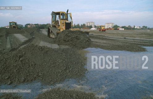 Caption: Localizzazione:..VENEZIA / CAMPALTO..Oggetto:..Soggetto:..MESSA IN SICUREZZA DELLA DISCARICA / INQUINAMENTO RIFIUTI TOSSICI / CONSORZIO VENEZIA NUOVA..Cronologia: ....Definizione Culturale:..   Autore:....   Stile:..   Editori/Stampatori:..   Committenza:..Materia e Tecnica:....Collocazione:..Note:..DISCARICHE..Riproduzione Fotografica:..Copyright:..Graziano Arici/Rosebud2 .Data:..2000..Costo:..A