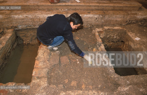 Localizzazione:..VENEZIA / S. MARCO..Oggetto:..Soggetto:..SCAVI ESEGUITI NELLA CHIESA DI S.SAMUELE..ARCHEOLOGIA..Cronologia: ..TOMBE DEL XVI SEC., PAVUMENTI DELLE PRECEDENTI CHIESE DEL XV E XIV SEC...Definizione Culturale:..   Autore: ..   Stile: ..   Editori/Stampatori:..   Committenza:..Materia e Tecnica:..Collocazione:..Note:....Riproduzione Fotografica:..Graziano Arici/Rosebud2 .Copyright:..Graziano Arici/Rosebud2 .Data:..2001..Costo:..A