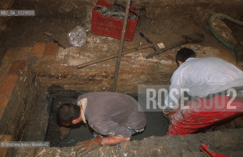 Localizzazione:..VENEZIA / S. MARCO..Oggetto:..Soggetto:..SCAVI ESEGUITI NELLA CHIESA DI S.SAMUELE..ARCHEOLOGIA..Cronologia: ..TOMBE DEL XVI SEC., PAVUMENTI DELLE PRECEDENTI CHIESE DEL XV E XIV SEC...Definizione Culturale:..   Autore: ..   Stile: ..   Editori/Stampatori:..   Committenza:..Materia e Tecnica:..Collocazione:..Note:....Riproduzione Fotografica:..Graziano Arici/Rosebud2 .Copyright:..Graziano Arici/Rosebud2 .Data:..2001..Costo:..A