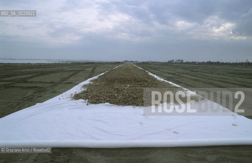 Caption: Localizzazione:..VENEZIA / CAMPALTO..Oggetto:..Soggetto:..MESSA IN SICUREZZA DELLA DISCARICA / INQUINAMENTO RIFIUTI TOSSICI / CONSORZIO VENEZIA NUOVA..Cronologia: ....Definizione Culturale:..   Autore:....   Stile:..   Editori/Stampatori:..   Committenza:..Materia e Tecnica:....Collocazione:..Note:..DISCARICHE..Riproduzione Fotografica:..Copyright:..Graziano Arici/Rosebud2 .Data:..2000..Costo:..A