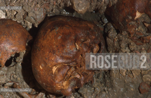 Localizzazione:..VENEZIA / S. MARCO..Oggetto:..Soggetto:..SCAVI ESEGUITI NELLA CHIESA DI S.SAMUELE..ARCHEOLOGIA..Cronologia: ..TOMBE DEL XVI SEC., PAVUMENTI DELLE PRECEDENTI CHIESE DEL XV E XIV SEC...Definizione Culturale:..   Autore: ..   Stile: ..   Editori/Stampatori:..   Committenza:..Materia e Tecnica:..Collocazione:..Note:....Riproduzione Fotografica:..Graziano Arici/Rosebud2 .Copyright:..Graziano Arici/Rosebud2 .Data:..2001..Costo:..A