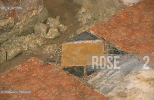 Localizzazione:..VENEZIA / S. MARCO..Oggetto:..Soggetto:..SCAVI ESEGUITI NELLA CHIESA DI S.SAMUELE..ARCHEOLOGIA..Cronologia: ..TOMBE DEL XVI SEC., PAVUMENTI DELLE PRECEDENTI CHIESE DEL XV E XIV SEC...Definizione Culturale:..   Autore: ..   Stile: ..   Editori/Stampatori:..   Committenza:..Materia e Tecnica:..Collocazione:..Note:....Riproduzione Fotografica:..Graziano Arici/Rosebud2 .Copyright:..Graziano Arici/Rosebud2 .Data:..2001..Costo:..A