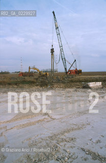 Caption: Localizzazione:..VENEZIA / CAMPALTO..Oggetto:..Soggetto:..MESSA IN SICUREZZA DELLA DISCARICA / INQUINAMENTO RIFIUTI TOSSICI / CONSORZIO VENEZIA NUOVA..Cronologia: ....Definizione Culturale:..   Autore:....   Stile:..   Editori/Stampatori:..   Committenza:..Materia e Tecnica:....Collocazione:..Note:..DISCARICHE..Riproduzione Fotografica:..Copyright:..Graziano Arici/Rosebud2 .Data:..2000..Costo:..A