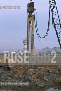 Caption: Localizzazione:..VENEZIA / CAMPALTO..Oggetto:..Soggetto:..MESSA IN SICUREZZA DELLA DISCARICA / INQUINAMENTO RIFIUTI TOSSICI / CONSORZIO VENEZIA NUOVA..Cronologia: ....Definizione Culturale:..   Autore:....   Stile:..   Editori/Stampatori:..   Committenza:..Materia e Tecnica:....Collocazione:..Note:..DISCARICHE..Riproduzione Fotografica:..Copyright:..Graziano Arici/Rosebud2 .Data:..2000..Costo:..A