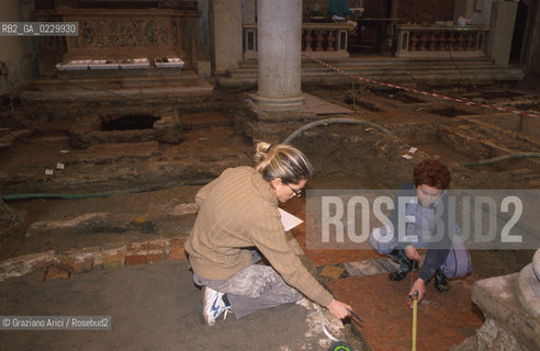 Localizzazione:..VENEZIA / S. MARCO..Oggetto:..Soggetto:..SCAVI ESEGUITI NELLA CHIESA DI S.SAMUELE..ARCHEOLOGIA..Cronologia: ..TOMBE DEL XVI SEC., PAVUMENTI DELLE PRECEDENTI CHIESE DEL XV E XIV SEC...Definizione Culturale:..   Autore: ..   Stile: ..   Editori/Stampatori:..   Committenza:..Materia e Tecnica:..Collocazione:..Note:....Riproduzione Fotografica:..Graziano Arici/Rosebud2 .Copyright:..Graziano Arici/Rosebud2 .Data:..2001..Costo:..A