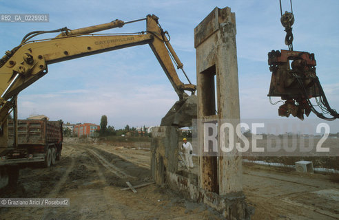 Caption: Localizzazione:..VENEZIA / CAMPALTO..Oggetto:..Soggetto:..MESSA IN SICUREZZA DELLA DISCARICA / INQUINAMENTO RIFIUTI TOSSICI / CONSORZIO VENEZIA NUOVA..Cronologia: ....Definizione Culturale:..   Autore:....   Stile:..   Editori/Stampatori:..   Committenza:..Materia e Tecnica:....Collocazione:..Note:..DISCARICHE..Riproduzione Fotografica:..Copyright:..Graziano Arici/Rosebud2 .Data:..2000..Costo:..A