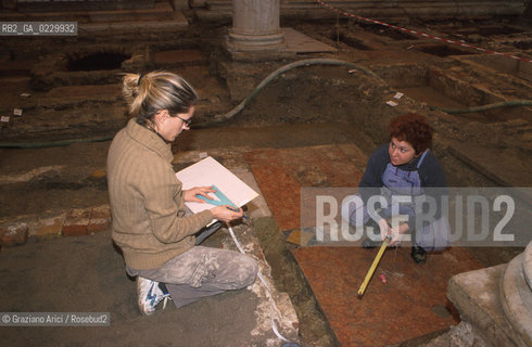 Localizzazione:..VENEZIA / S. MARCO..Oggetto:..Soggetto:..SCAVI ESEGUITI NELLA CHIESA DI S.SAMUELE..ARCHEOLOGIA..Cronologia: ..TOMBE DEL XVI SEC., PAVUMENTI DELLE PRECEDENTI CHIESE DEL XV E XIV SEC...Definizione Culturale:..   Autore: ..   Stile: ..   Editori/Stampatori:..   Committenza:..Materia e Tecnica:..Collocazione:..Note:....Riproduzione Fotografica:..Graziano Arici/Rosebud2 .Copyright:..Graziano Arici/Rosebud2 .Data:..2001..Costo:..A