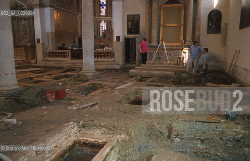 Localizzazione:..VENEZIA / S. MARCO..Oggetto:..Soggetto:..SCAVI ESEGUITI NELLA CHIESA DI S.SAMUELE..ARCHEOLOGIA..Cronologia: ..TOMBE DEL XVI SEC., PAVUMENTI DELLE PRECEDENTI CHIESE DEL XV E XIV SEC...Definizione Culturale:..   Autore: ..   Stile: ..   Editori/Stampatori:..   Committenza:..Materia e Tecnica:..Collocazione:..Note:....Riproduzione Fotografica:..Graziano Arici/Rosebud2 .Copyright:..Graziano Arici/Rosebud2 .Data:..2001..Costo:..A