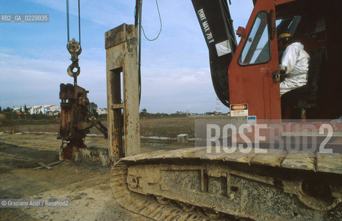 Caption: Localizzazione:..VENEZIA / CAMPALTO..Oggetto:..Soggetto:..MESSA IN SICUREZZA DELLA DISCARICA / INQUINAMENTO RIFIUTI TOSSICI / CONSORZIO VENEZIA NUOVA..Cronologia: ....Definizione Culturale:..   Autore:....   Stile:..   Editori/Stampatori:..   Committenza:..Materia e Tecnica:....Collocazione:..Note:..DISCARICHE..Riproduzione Fotografica:..Copyright:..Graziano Arici/Rosebud2 .Data:..2000..Costo:..A