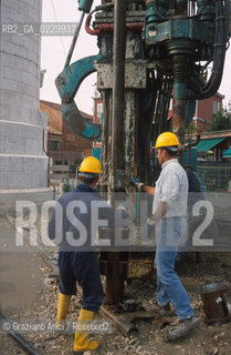 Caption: Localizzazione:..VENEZIA / MURANO..Oggetto:..Soggetto:..RESTAURO DI UNA RIVA / LAVORO / CONSORZIO VENEZIA NUOVA..Cronologia: ....Definizione Culturale:..   Autore:....   Stile:..   Editori/Stampatori:..   Committenza:..Materia e Tecnica:....Collocazione:..Note:..OPERAI..Riproduzione Fotografica:..Copyright:..Graziano Arici/Rosebud2 .Data:..2000..Costo:..A